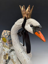 Cargar imagen en el visor de la galería, TUÉRCELE EL CUELLO AL CISNE
